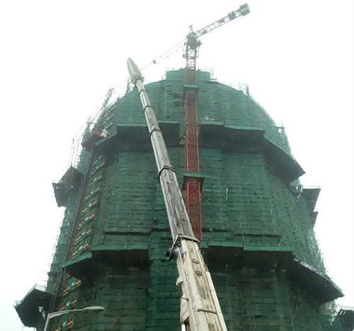 塔城吊车在工地上作业